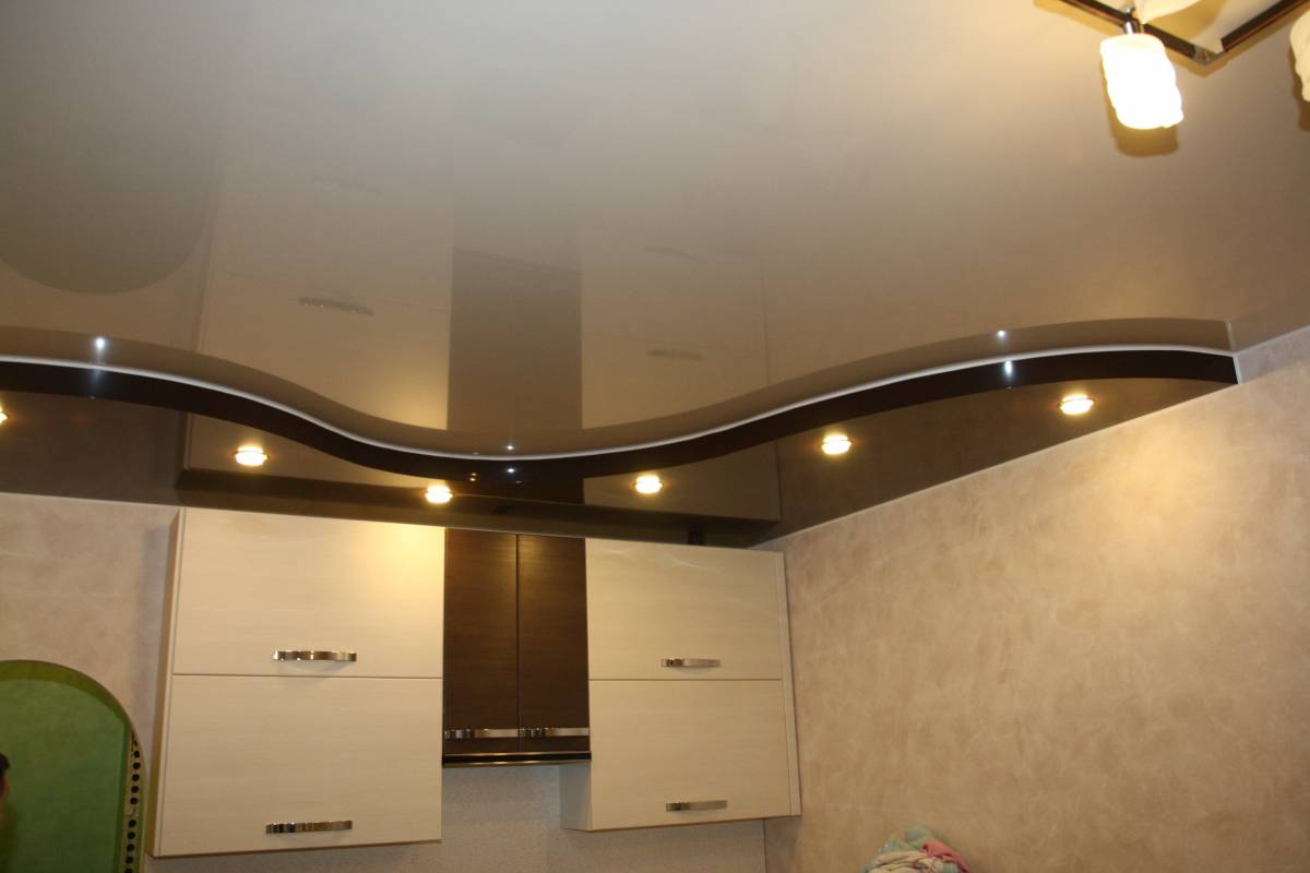 Комбинированный натяжной потолок на кухне